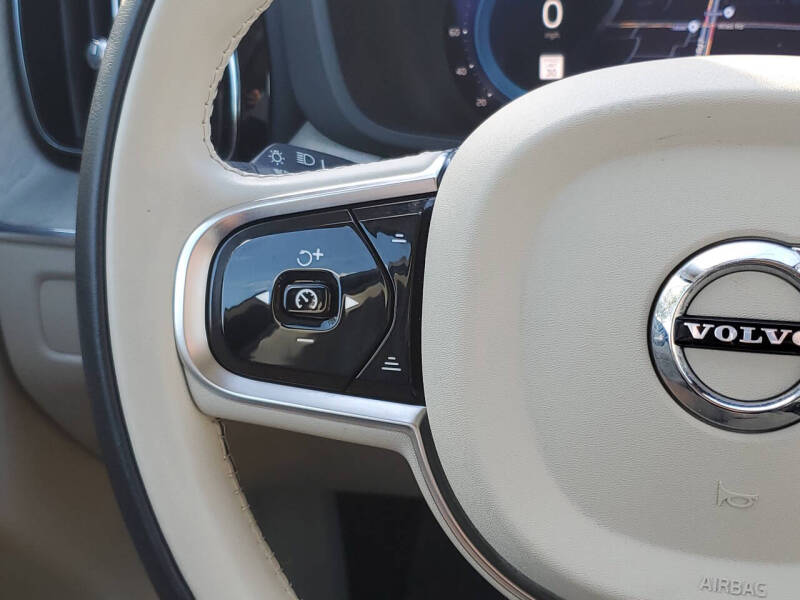 2024 Volvo XC60 Recharge T8 Plus Dark Theme