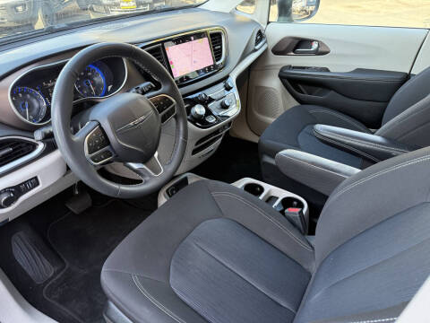 2022 Chrysler Voyager LX