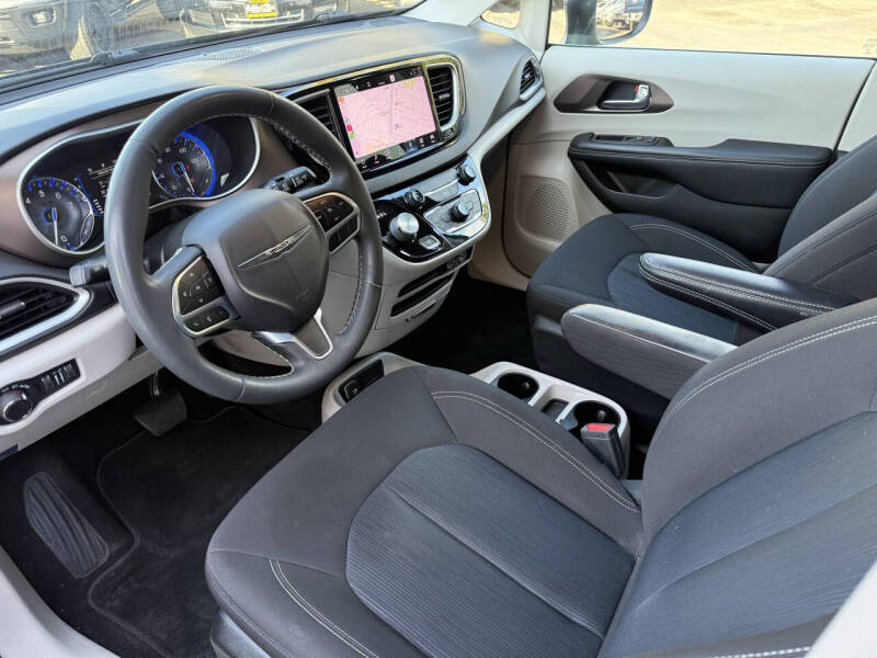 2022 Chrysler Voyager LX