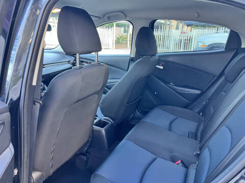 2020 Toyota Yaris Hatchback LE