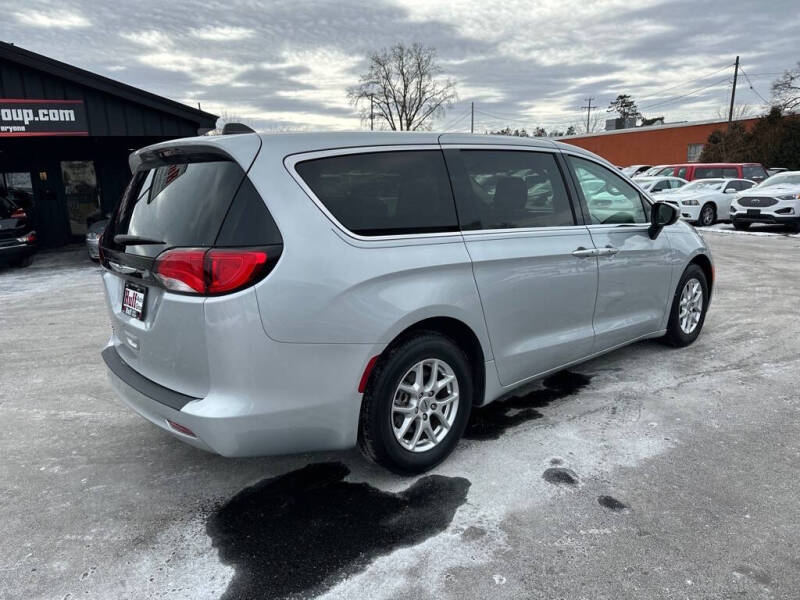 2022 Chrysler Voyager LX