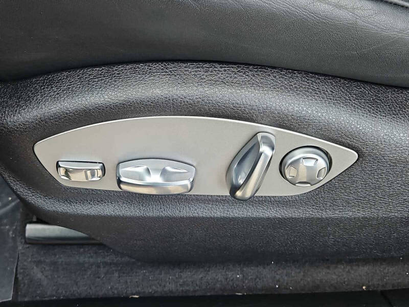 2025 Porsche Macan T