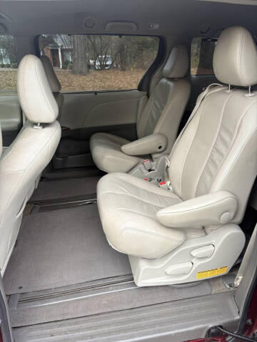 2014 Toyota Sienna XLE 7-Passenger Auto Access Seat