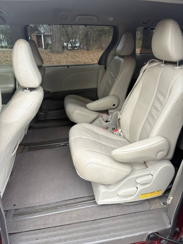 2014 Toyota Sienna XLE 7-Passenger Auto Access Seat