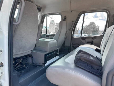 2006 Freightliner M2 106