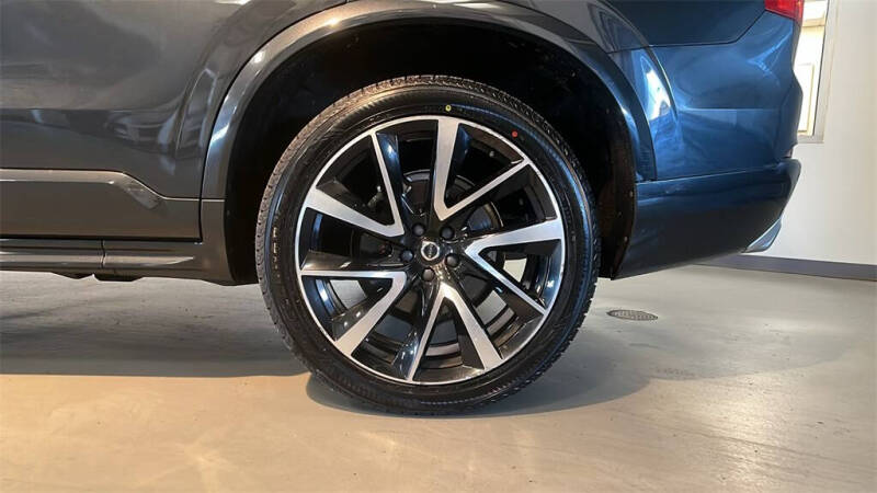 2021 Volvo XC90 T6 Momentum 6-Passenger