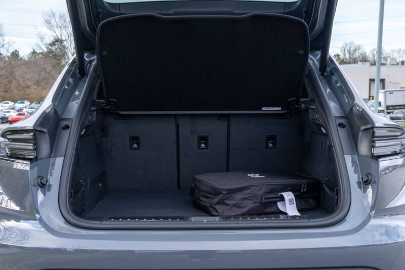 2025 Porsche Macan 4S Electric