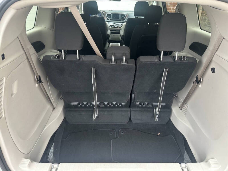 2022 Chrysler Voyager LX