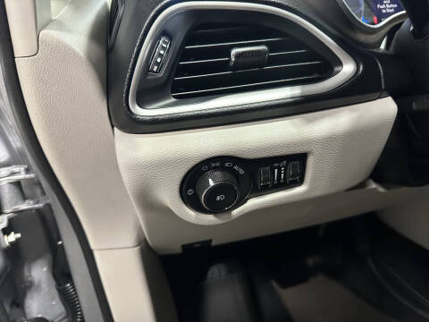 2017 Chrysler Pacifica Touring-L