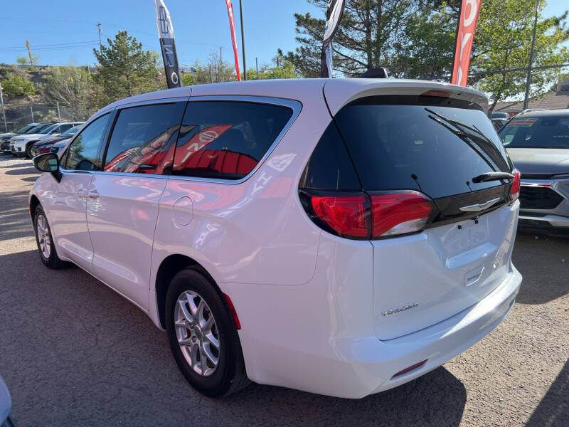 2023 Chrysler Voyager LX