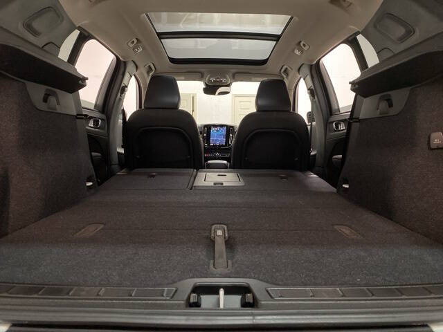 2025 Volvo XC40 B5 Plus Dark Theme