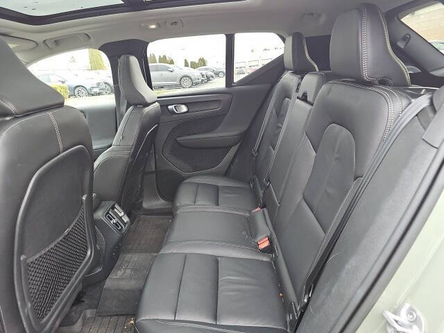 2023 Volvo XC40 B5 Plus Dark Theme