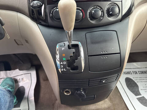 2005 Toyota Sienna LE 8 Passenger