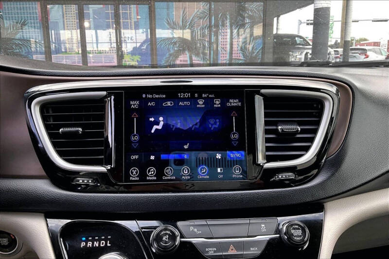 2017 Chrysler Pacifica Touring-L