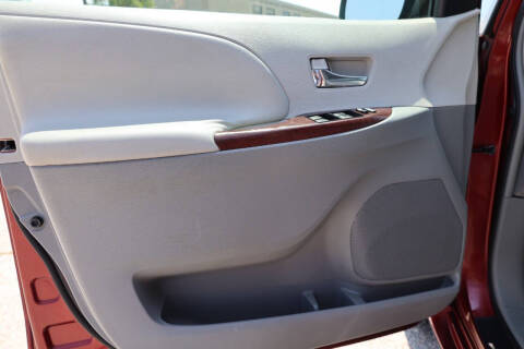 2011 Toyota Sienna XLE 7-Passenger Auto Access Seat