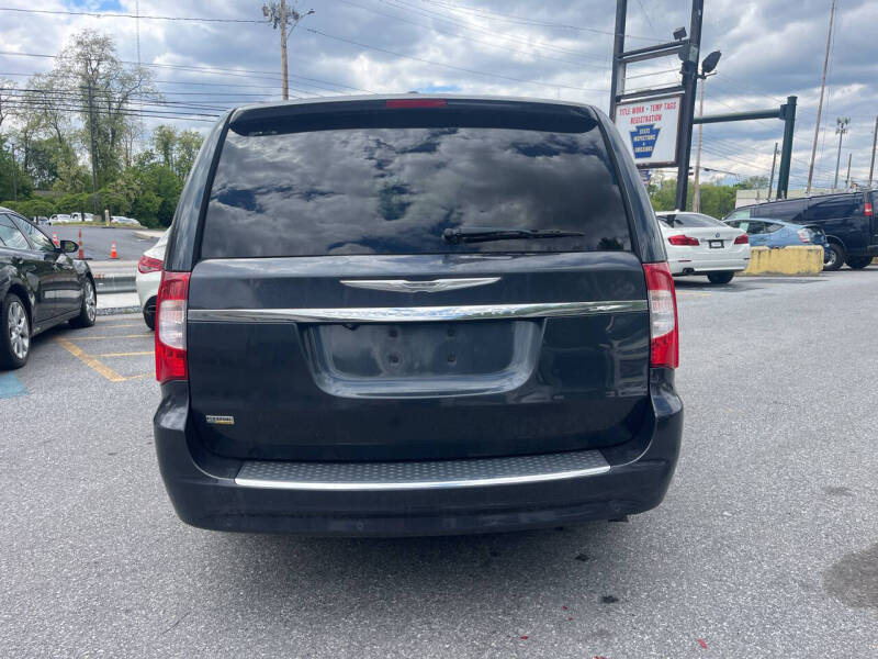 2014 Chrysler Town and Country Touring-L