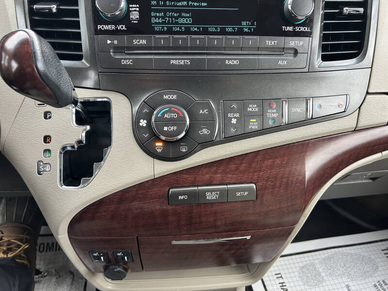 2014 Toyota Sienna XLE 8-Passenger