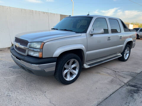 2004 Chevrolet Avalanche for sale at AJOULY AUTO SALES in Moore OK