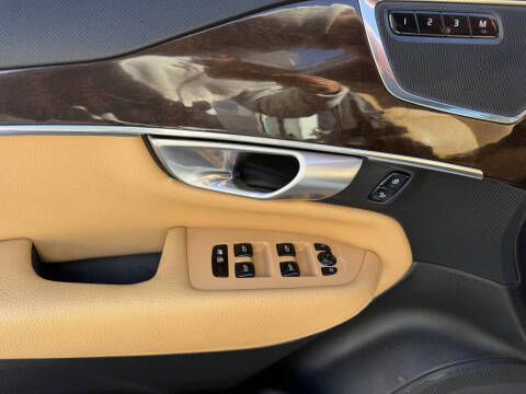 2016 Volvo XC90 T6 Momentum