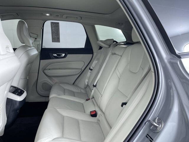 2025 Volvo XC60 B5 Ultra Dark Theme