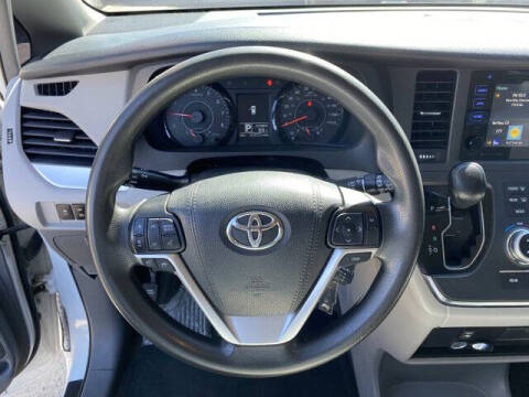 2017 Toyota Sienna LE 7-Passenger Auto Access Seat