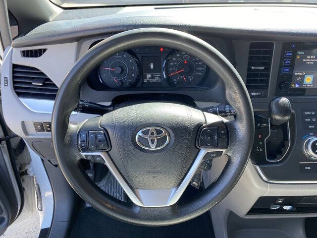 2017 Toyota Sienna LE 7-Passenger Auto Access Seat
