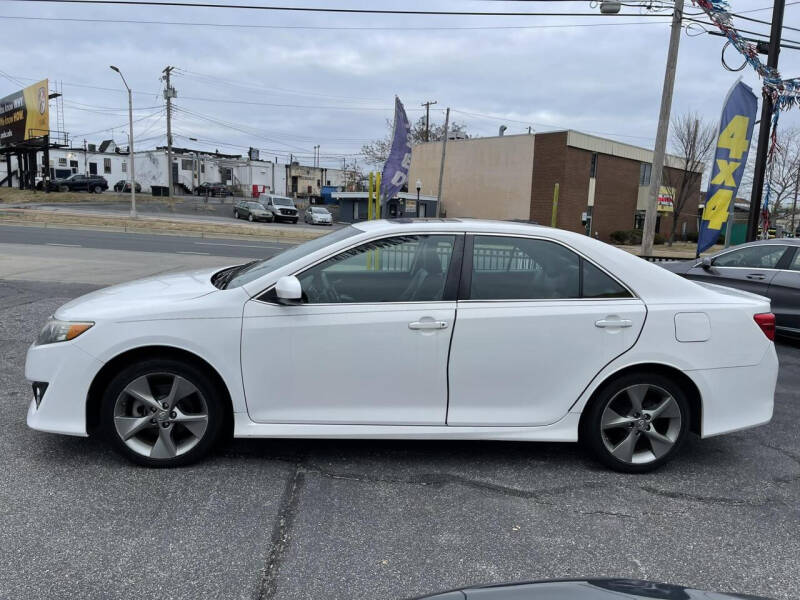 2014 Toyota Camry SE photo 5