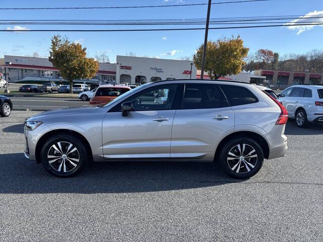 2025 Volvo XC60 B5 Core Dark Theme