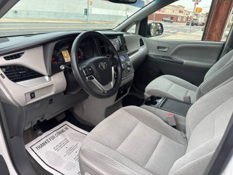 2015 Toyota Sienna LE 7-Passenger Auto Access Seat