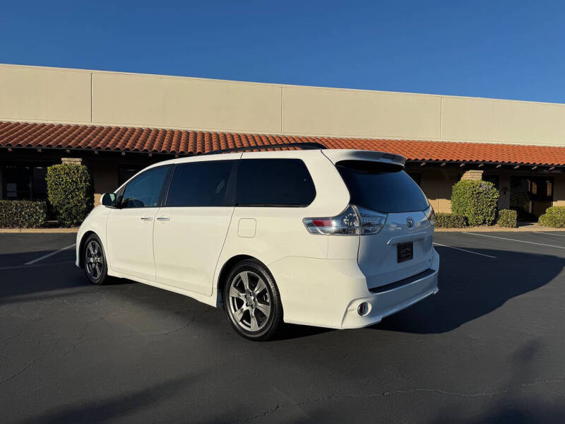 2017 Toyota Sienna SE Premium 8-Passenger
