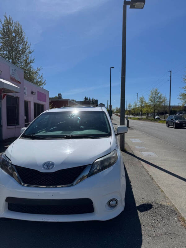 2013 Toyota Sienna SE 8-Passenger