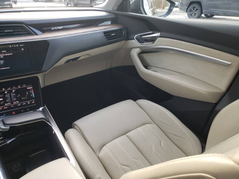 2019 Audi e-tron quattro Prestige