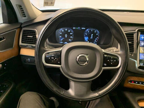 2022 Volvo XC90 T6 Momentum 7-Passenger