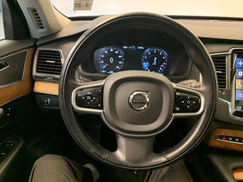 2022 Volvo XC90 T6 Momentum 7-Passenger