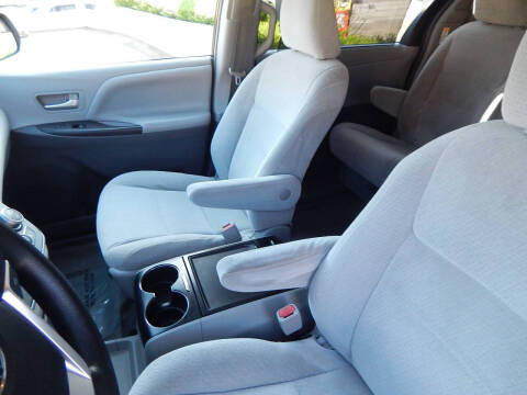 2015 Toyota Sienna LE 8-Passenger