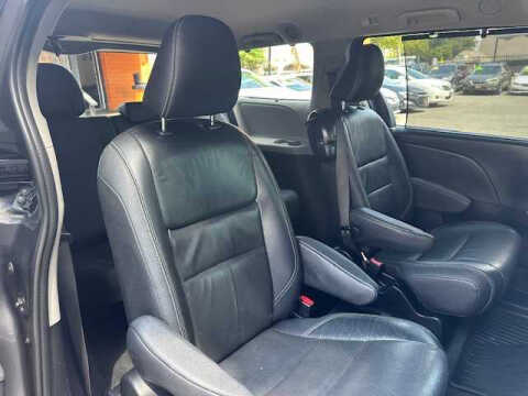 2017 Toyota Sienna SE Premium 8-Passenger