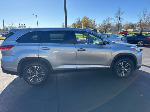 2019 Toyota Highlander for sale at McCormick Motors in Decatur IL