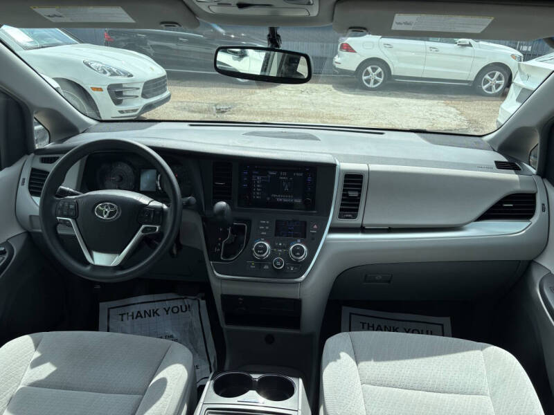 2015 Toyota Sienna LE 7-Passenger Auto Access Seat