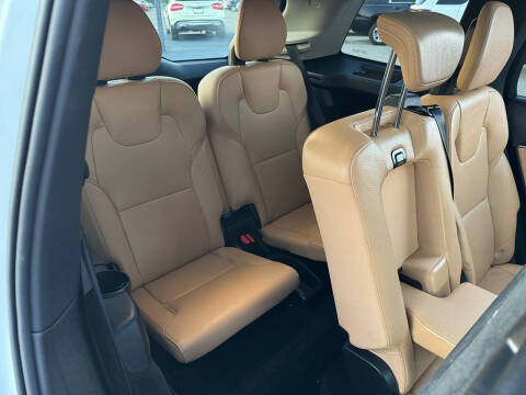2016 Volvo XC90 T6 Momentum