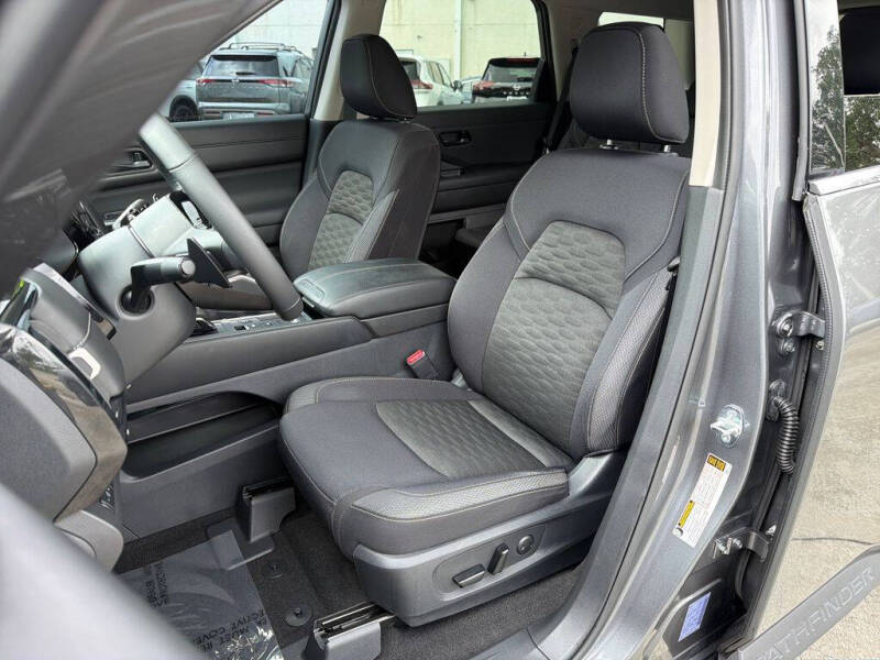 2023 Nissan Pathfinder SV