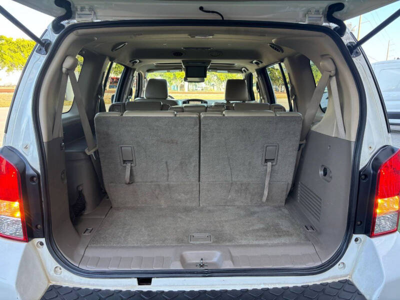 2011 Nissan Pathfinder LE