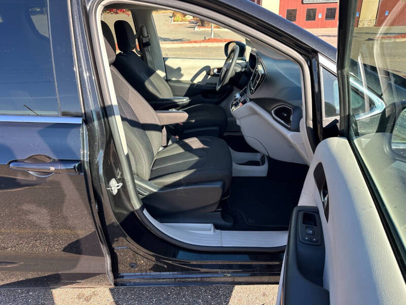 2022 Chrysler Voyager LX