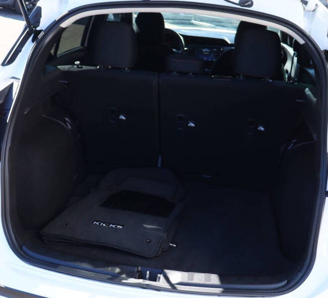 2023 Nissan Kicks SR