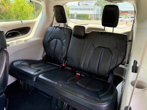 2017 Chrysler Pacifica Touring-L Plus