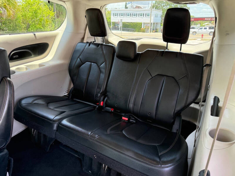 2017 Chrysler Pacifica Touring-L Plus