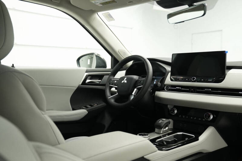 2025 Mitsubishi Outlander SE