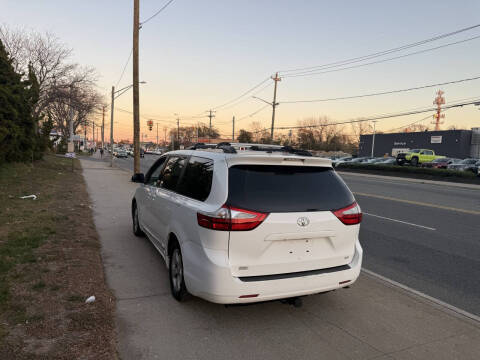 2015 Toyota Sienna LE 8-Passenger