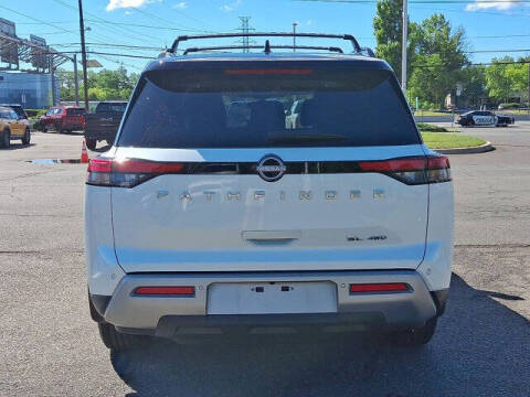2024 Nissan Pathfinder SL