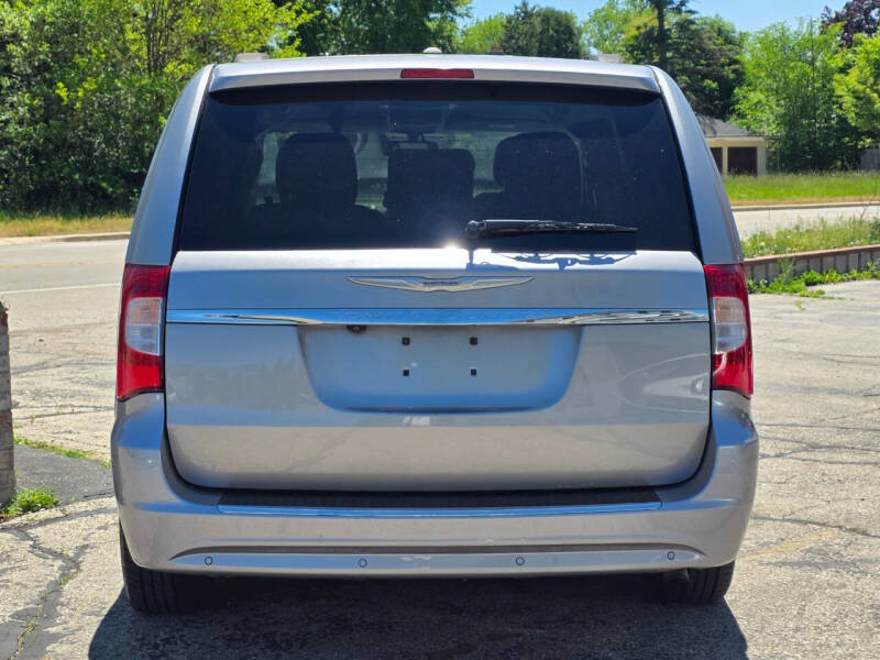 2016 Chrysler Town and Country Touring-L