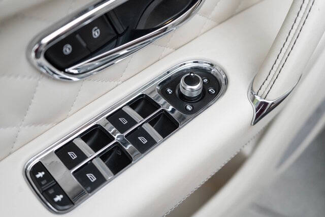 2017 Bentley Bentayga 12